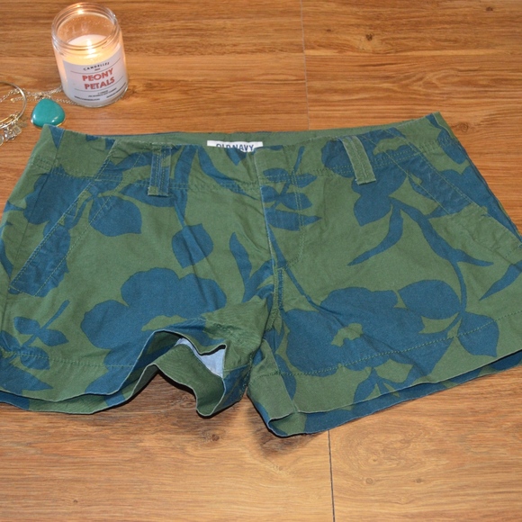 Old Navy Pants - Old Navy soft cotton hibiscus print shorts